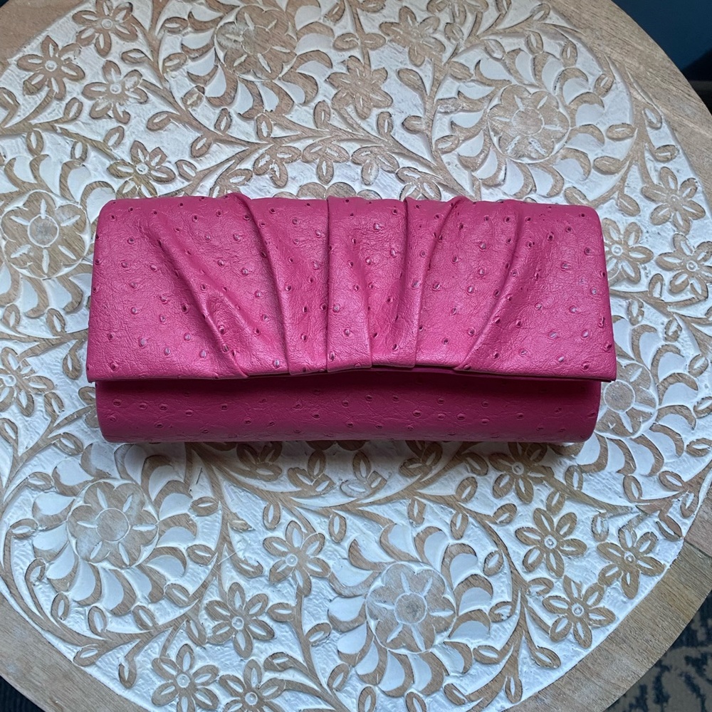 Clutch purse with detachable chain strap